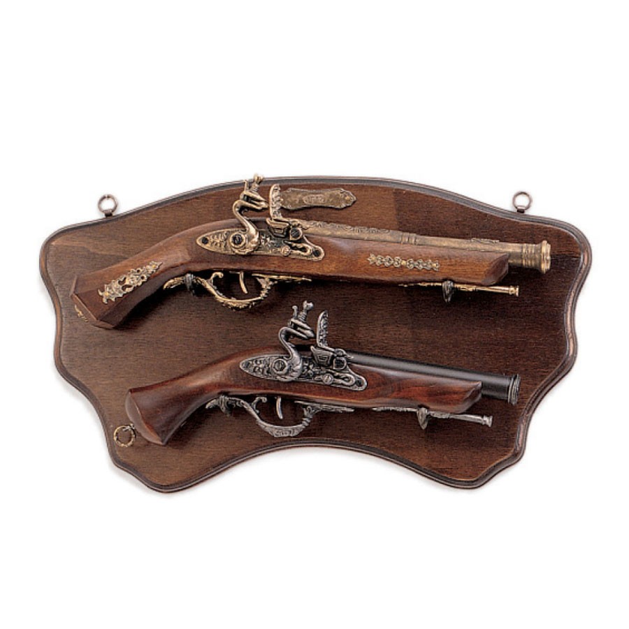 Panoplie en bois avec pistolets anciens
