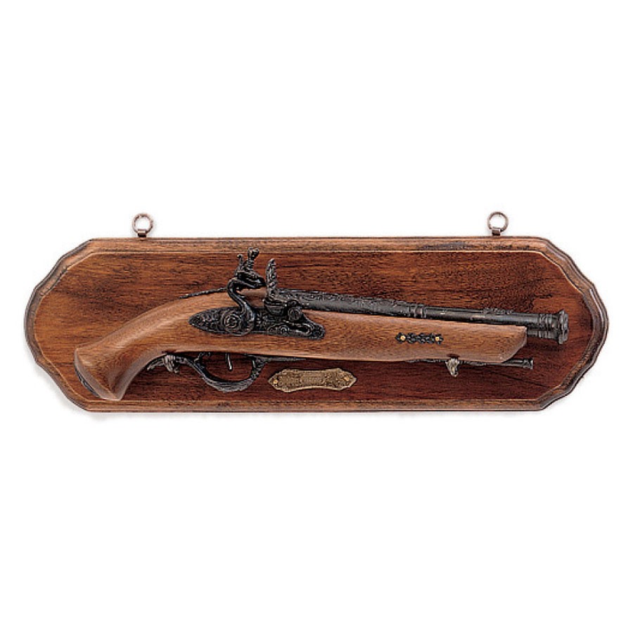 Panoplie en bois avec pistolet ancien
