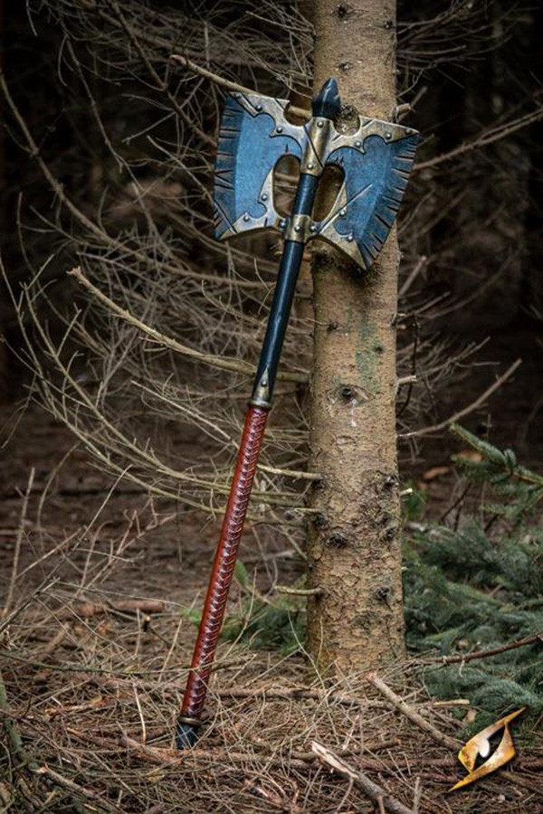 Hache longue à double tête Chaos, LARP
