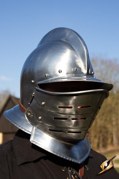 Casque bordeaux avec visière en acier poli, Epic Armoury