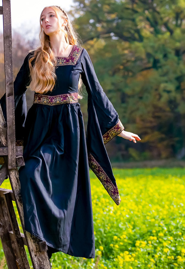 ?psc proxy image=1&product id=7807&image id=39861 - Robes médiévales pour femmes : un voyage vers l'élégance et le statut au Moyen Âge