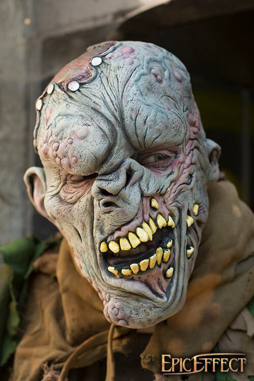 Masque de monstre mutant en peau grise morte