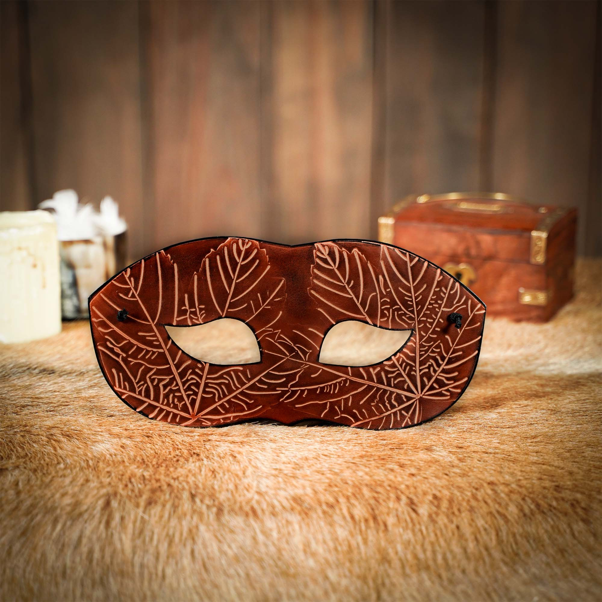 Masque en cuir marron avec motifs de feuilles d'érable en relief