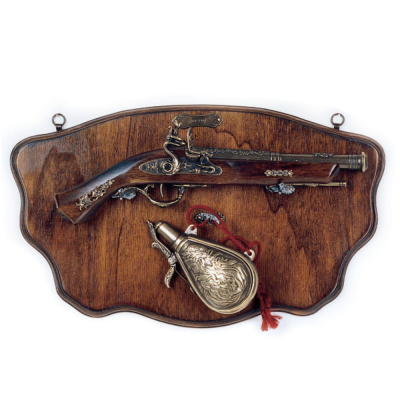 Panoplie en bois avec pistolet et poudrière