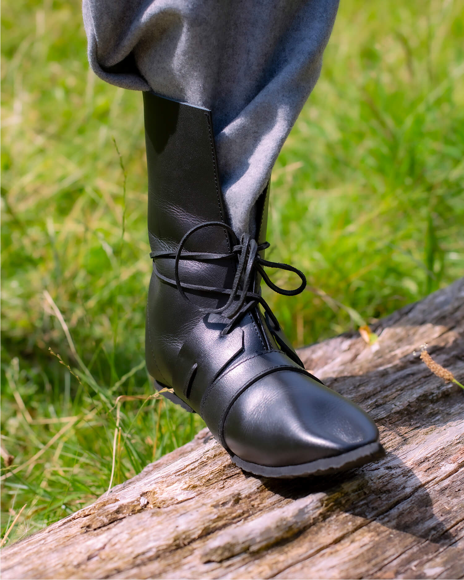 ?psc proxy image=1&product id=28132&image id=91920 - Chaussures m&eacute;di&eacute;vales : un voyage dans le temps &agrave; travers styles, mat&eacute;riaux et signification sociale