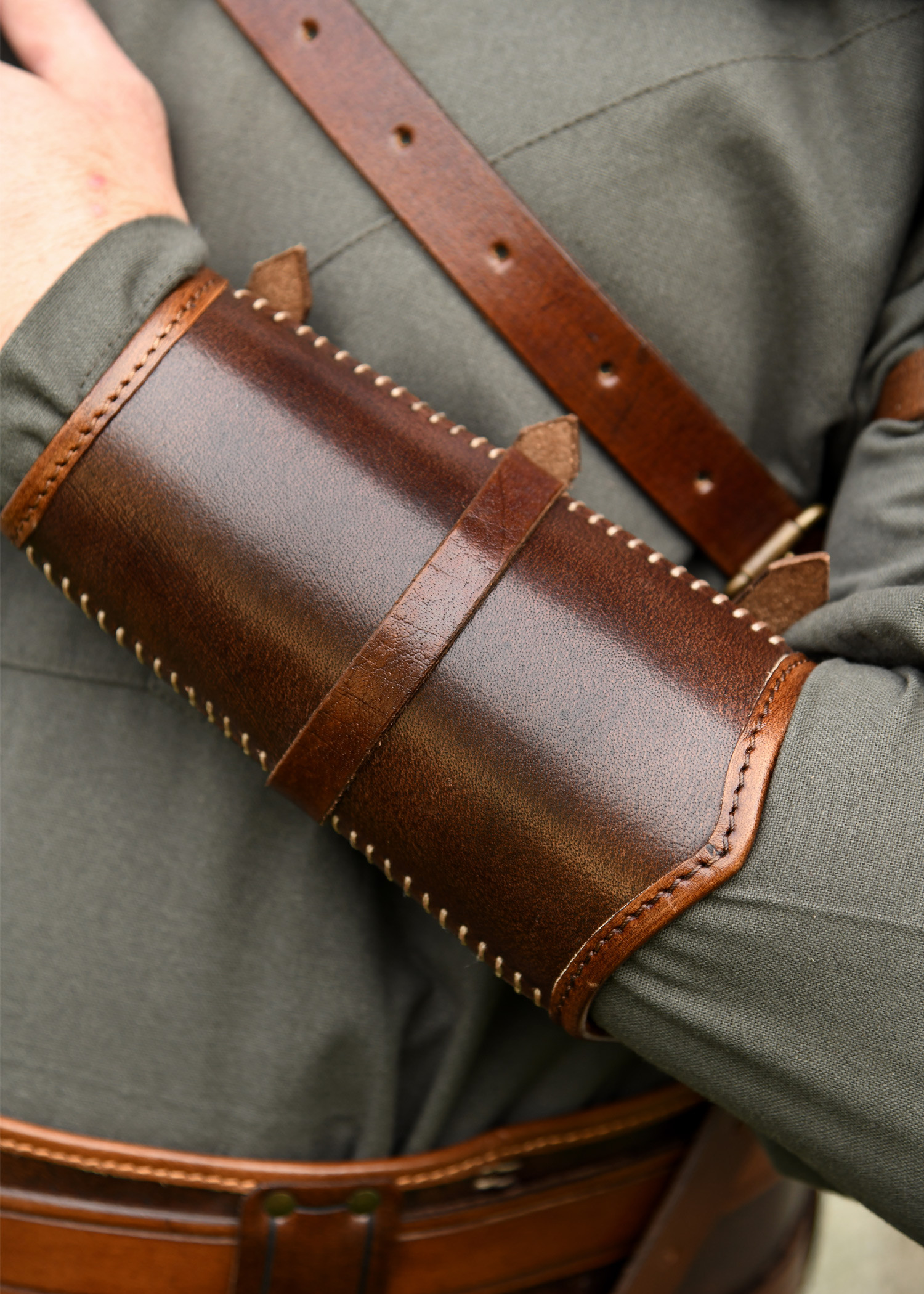 Bracelet viking en cuir avec boucles modèle Arnulf, couleur marron
