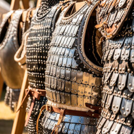 la brigandine medievale larmure flexible qui a revolutionne le champ de bataille 275x275 - Caban, manteau médiéval : Histoire, différences et son impact sur la mode