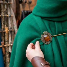 devoiler le secret comment choisir la fibule medievale ideale pour votre cape 275x275 - V&ecirc;tements m&eacute;di&eacute;vaux pour hommes : guide &eacute;pique et pratique sur les tenues, les mat&eacute;riaux et comment choisir votre accoutrement